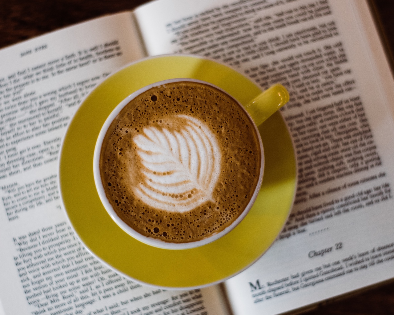 Чашка кофе стоит на книге  