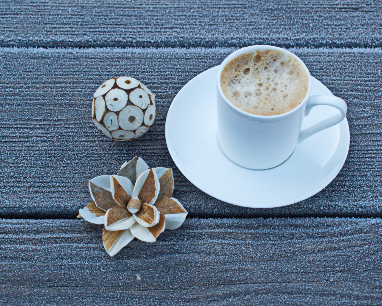 Чашка горячего кофе на покрытом инеем столе 