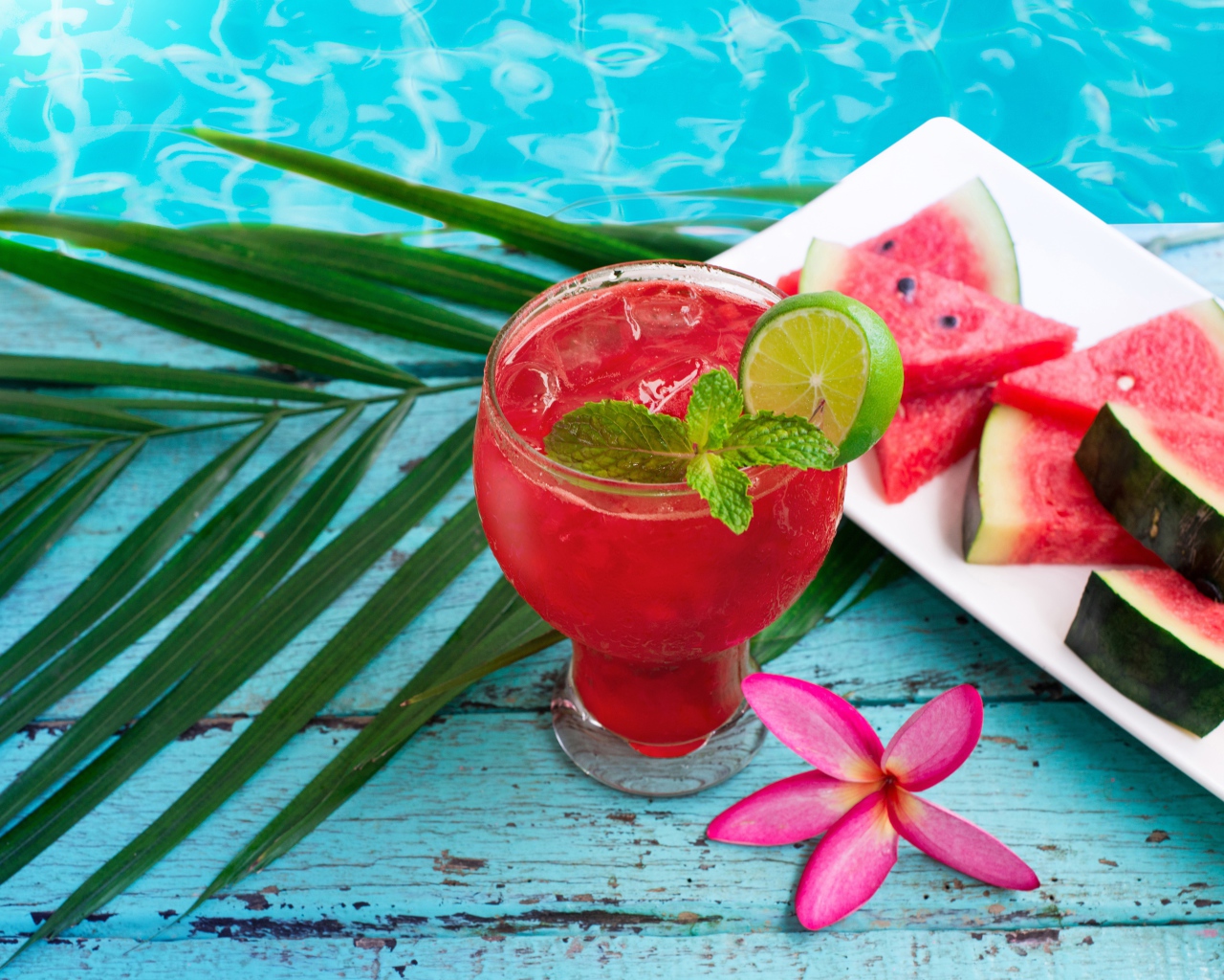 Стакан арбузного мохито у воды