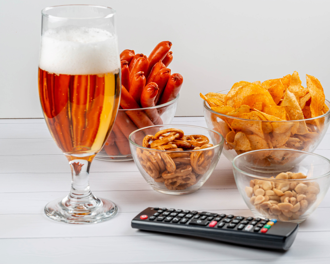 Пиво с закуской на столе  с пультом 