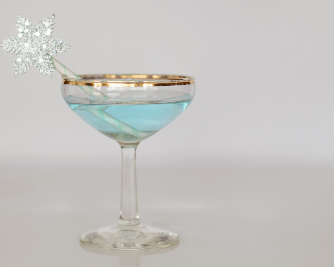 Голубой коктейль в бокале с трубочкой