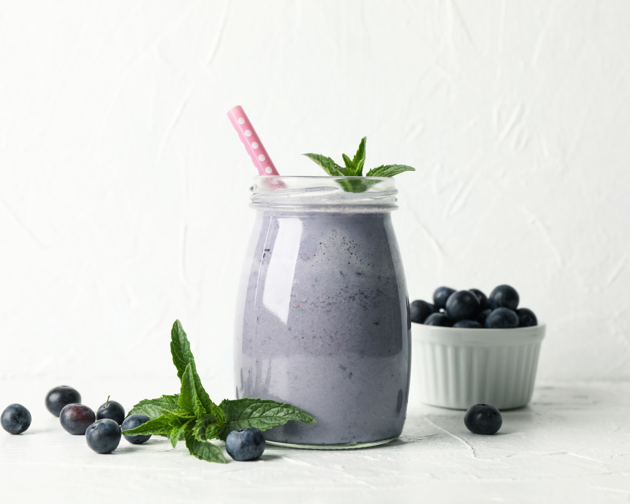 Черничный смузи в банке с мятой и свежими ягодами
