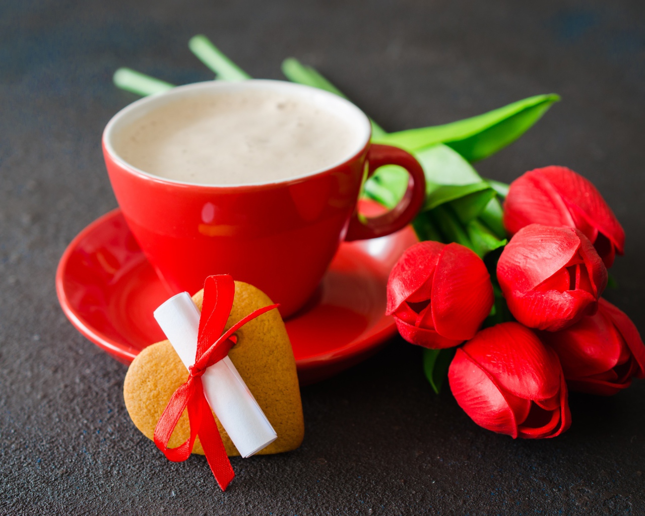 Букет тюльпанов и чашка кофе с печеньем на столе