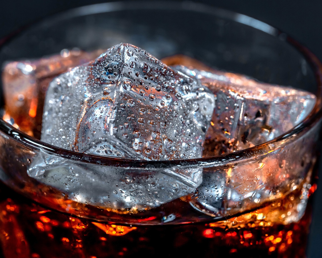 Напиток кока кола в стакане с кубиками льда
