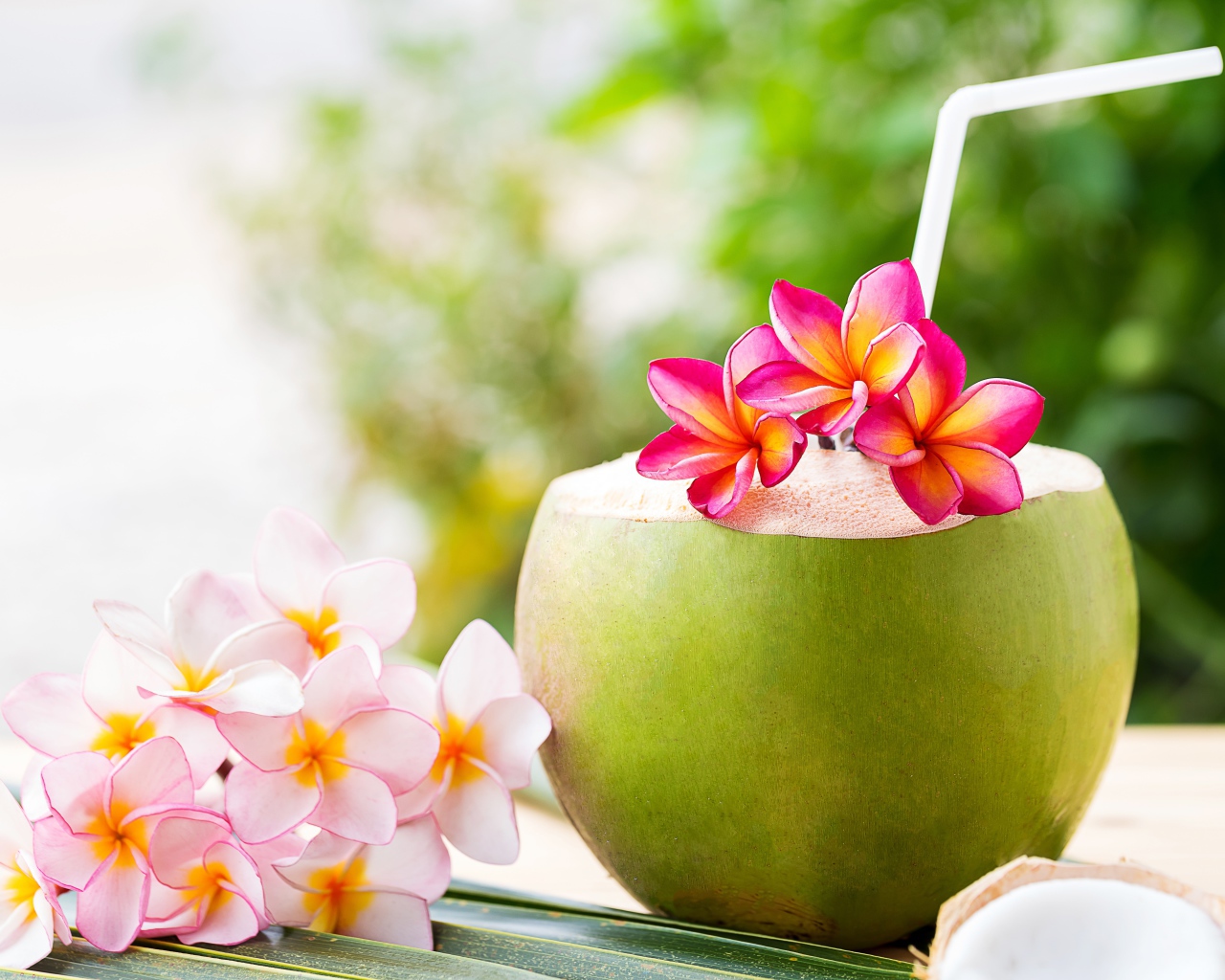 Коктейль в кокосе с цветами плюмерии 