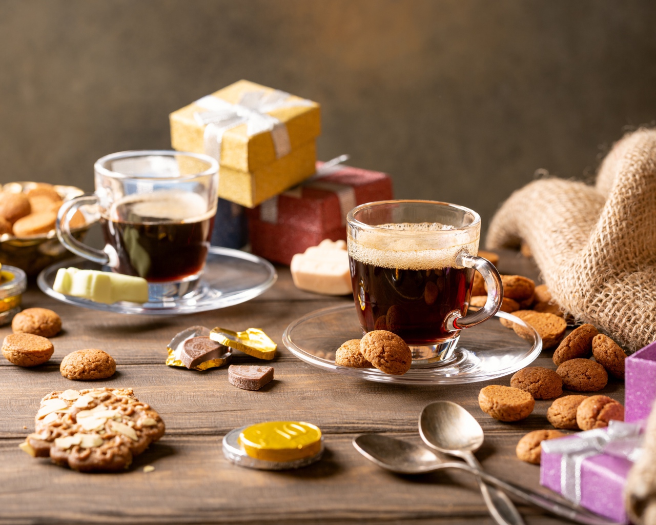 Кофе на столе с печеньем и подарками