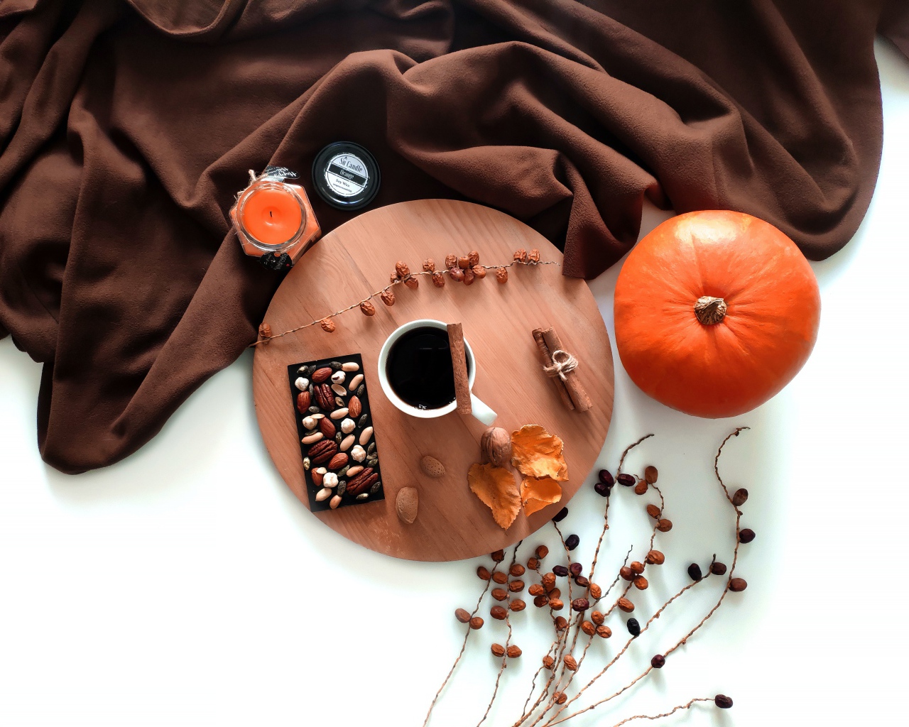 Кофе с шоколадом на белом фоне с тыквой 