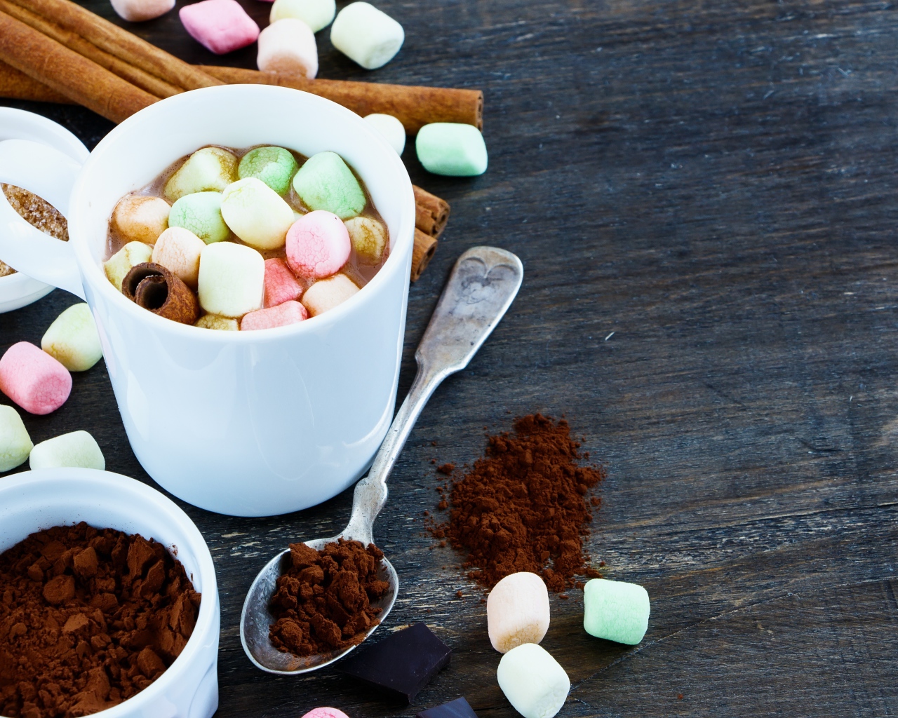 Кофе с маршмеллоу на столе с корицей и сахаром