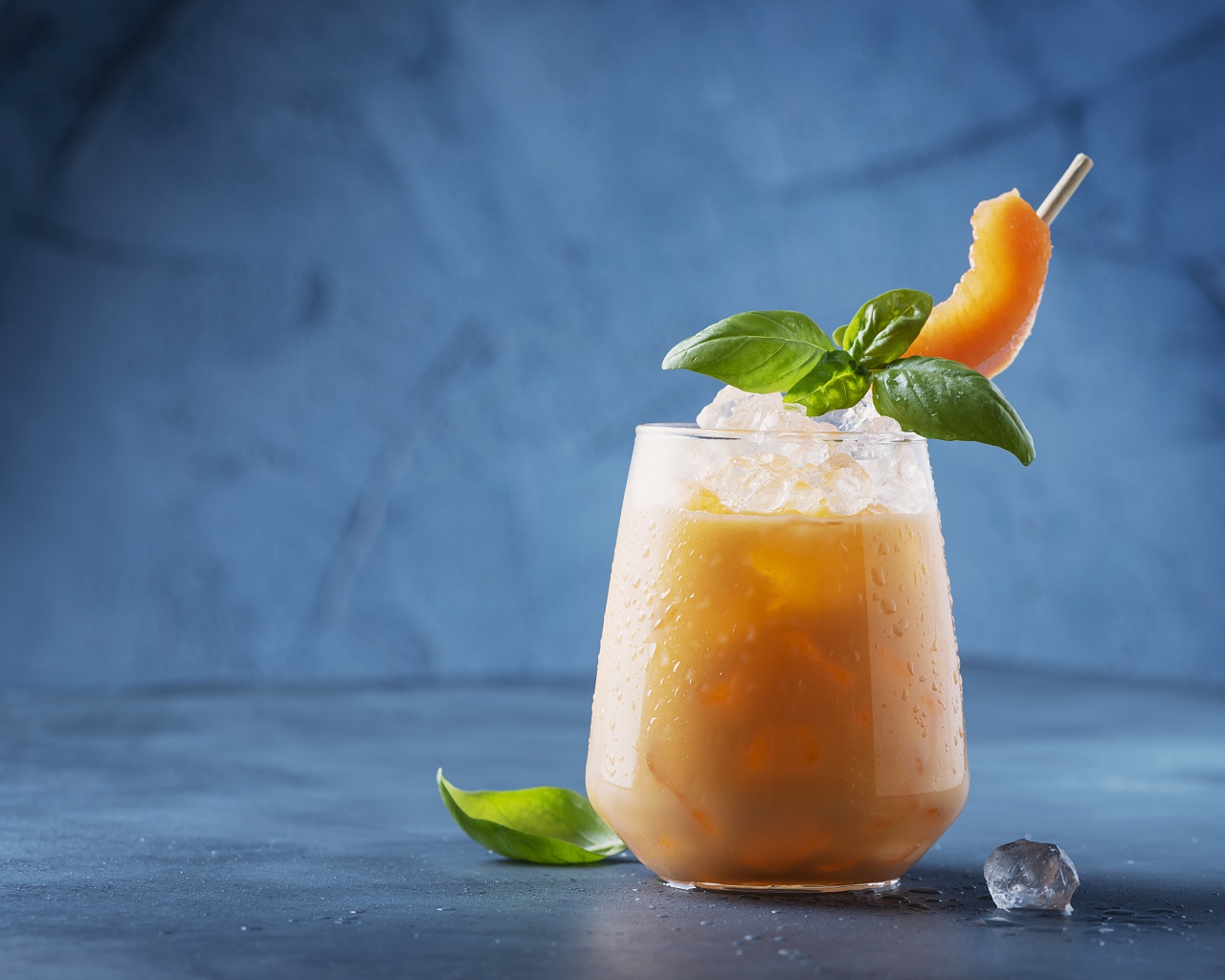 Холодный напиток со льдом в стакане 