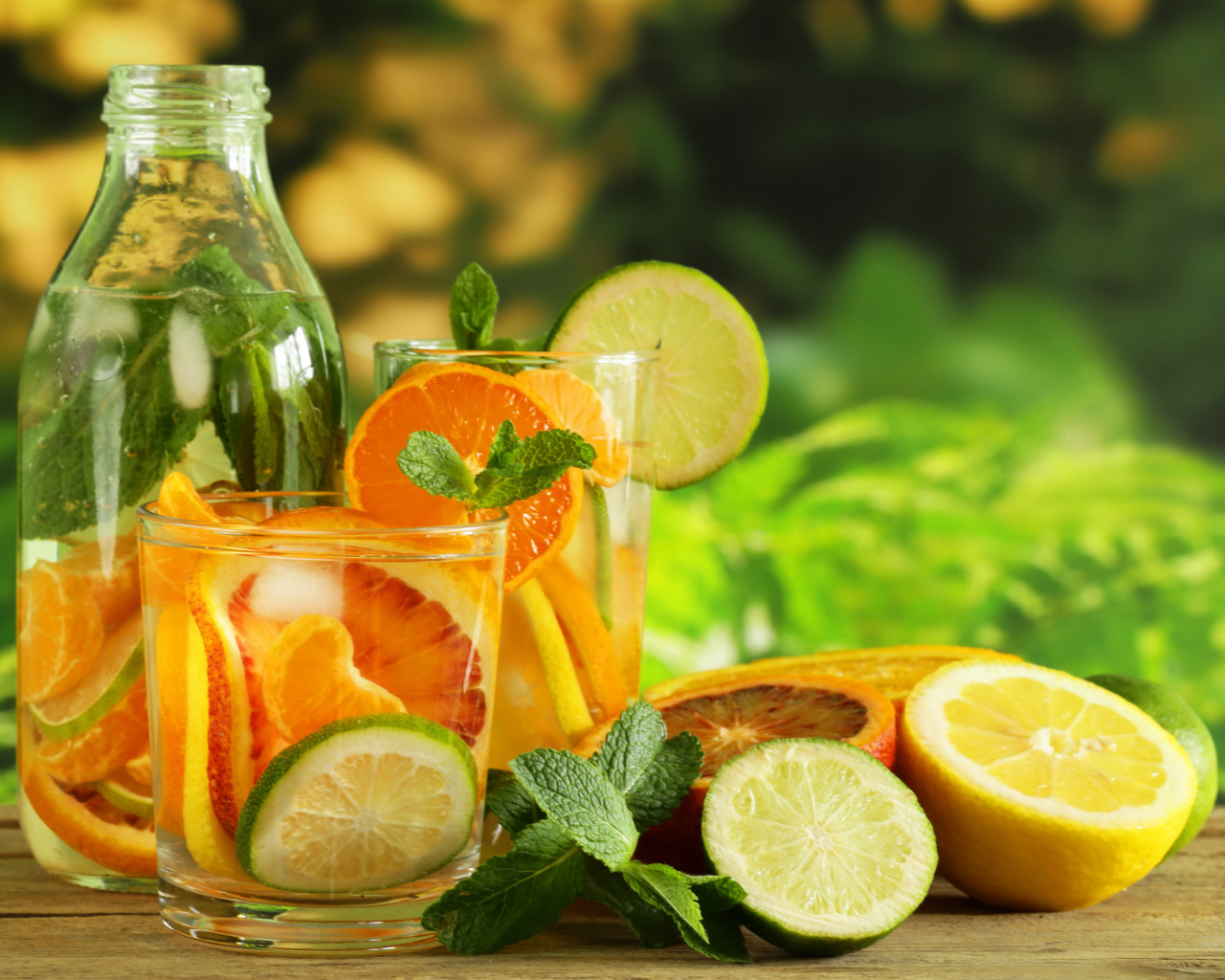 Холодный лимонад на столе с цитрусовыми