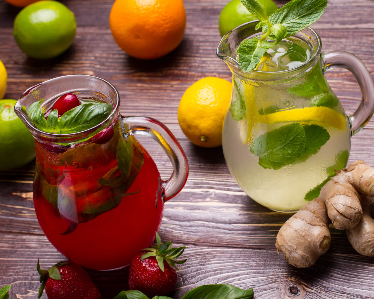 Холодный клубничный и лимонный мохито на столе с имбирем и цитрусовыми