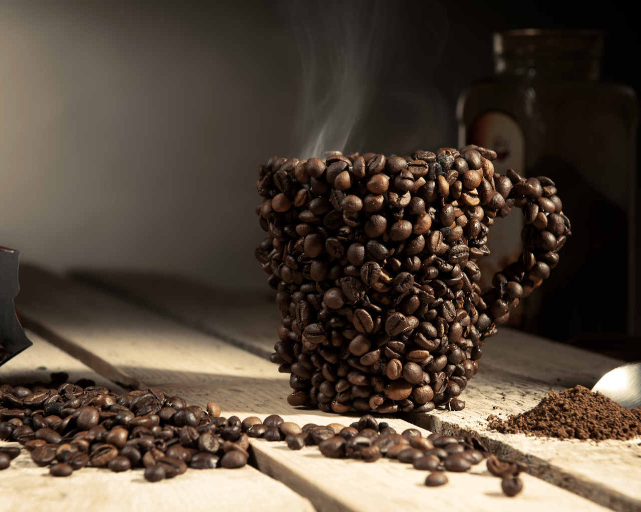 Чашка сделана из кофейных зерен на столе