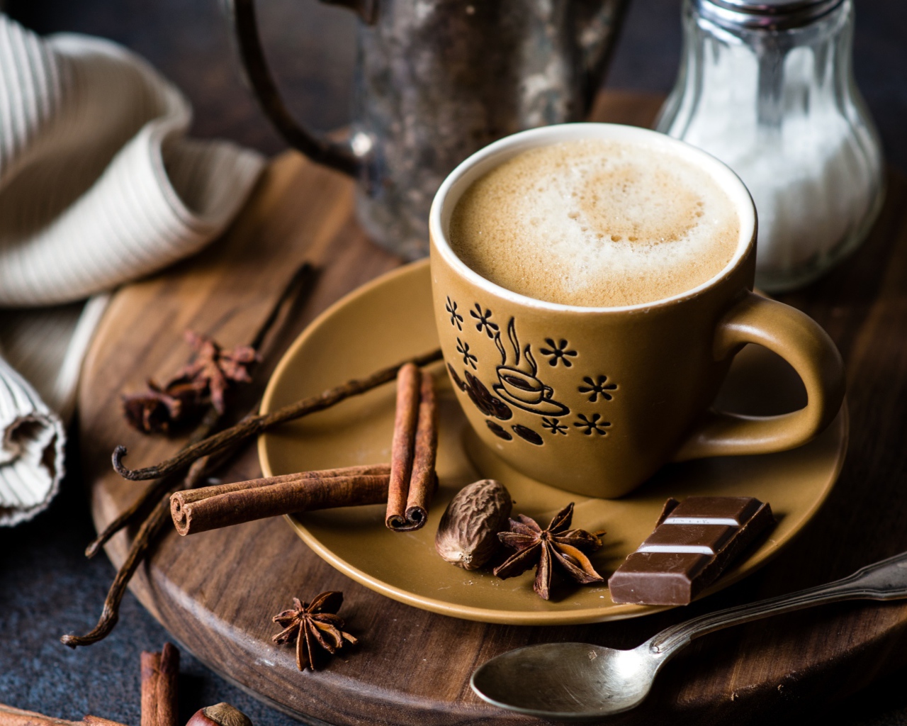 Чашка капучино на блюдце со специями