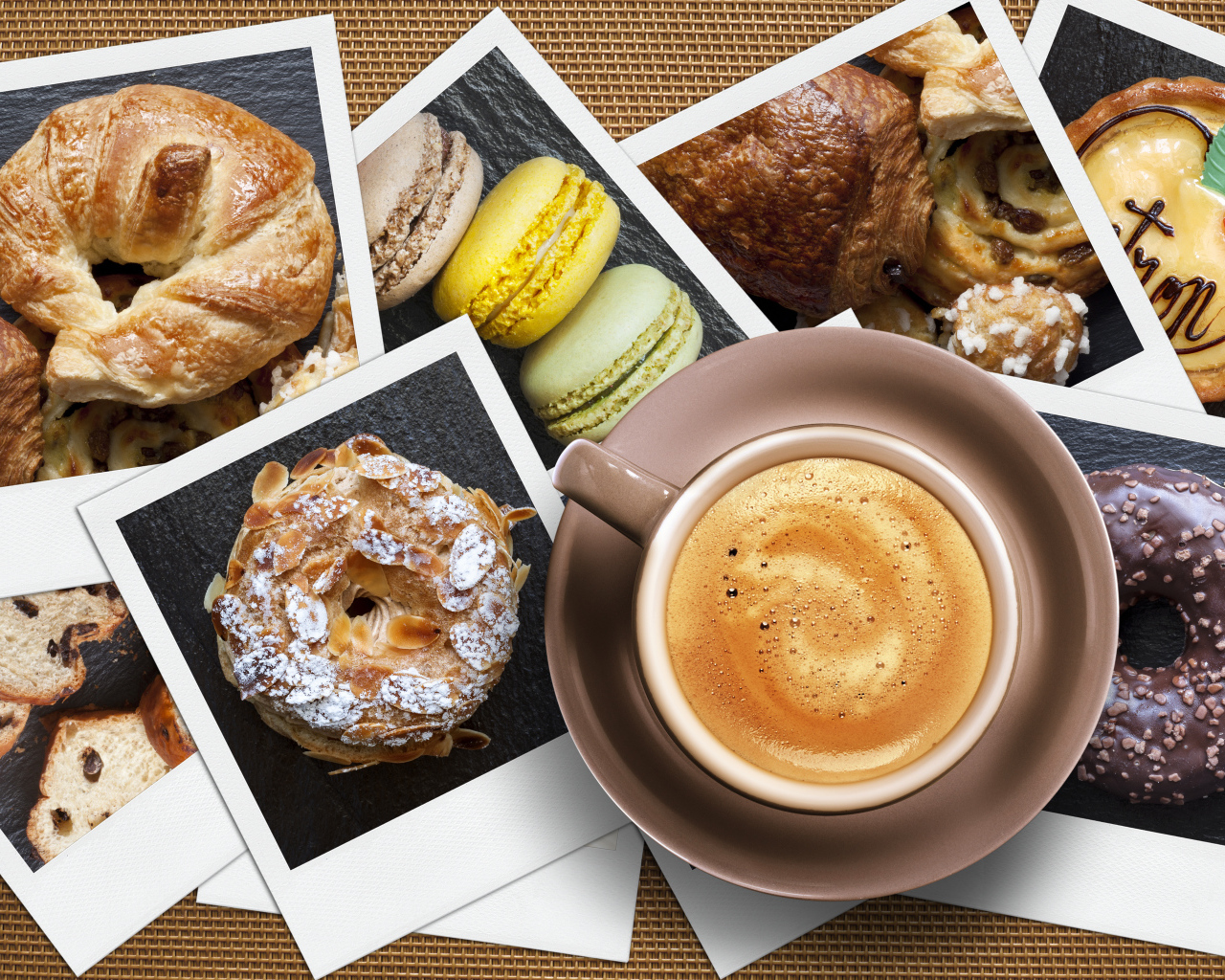 Чашка капучино на столе с фото десертов