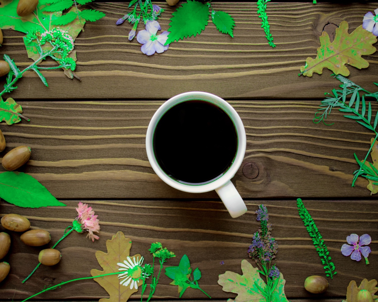 Чашка кофе на столе с желудями