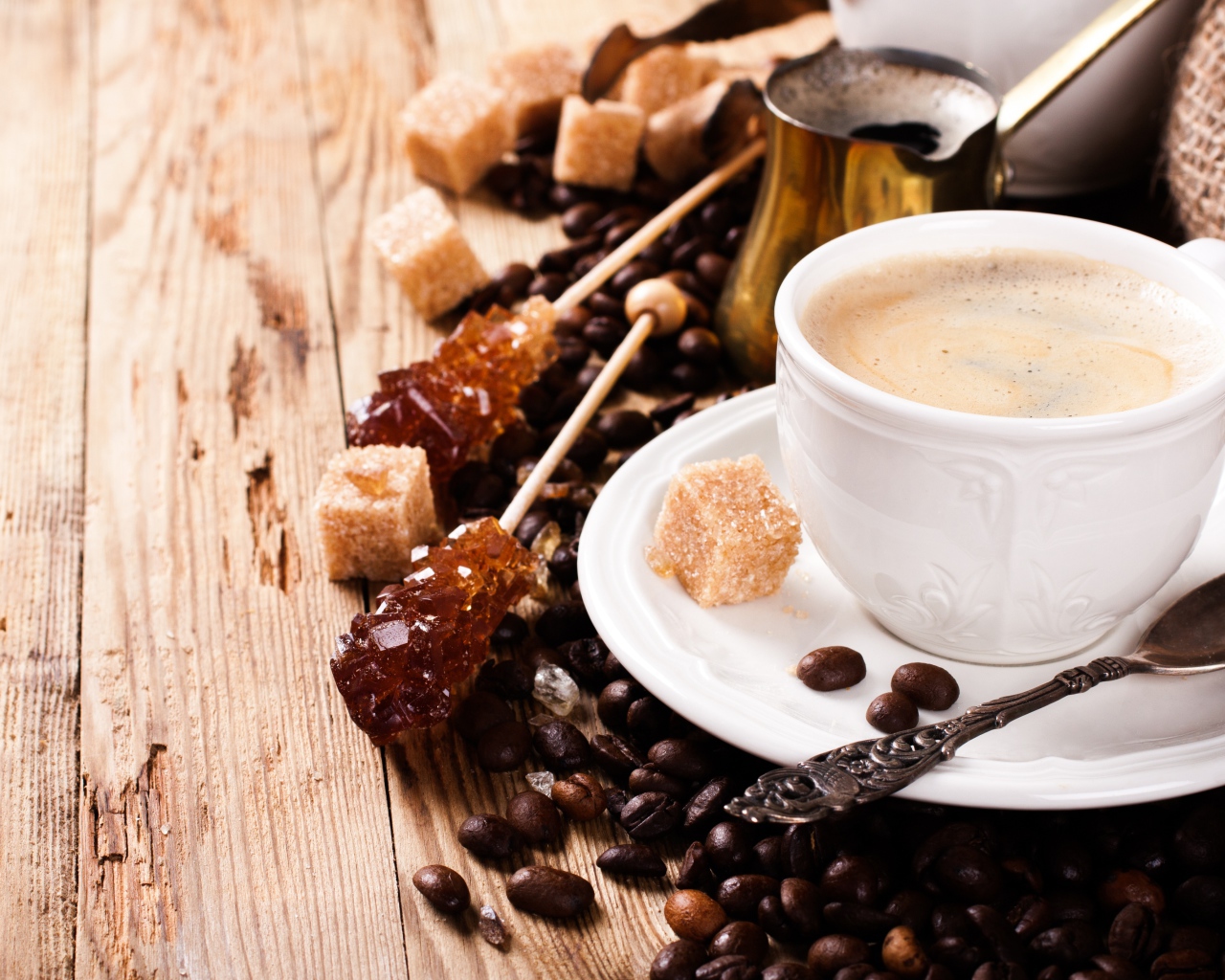 Чашка кофе на столе с леденцами и зернами