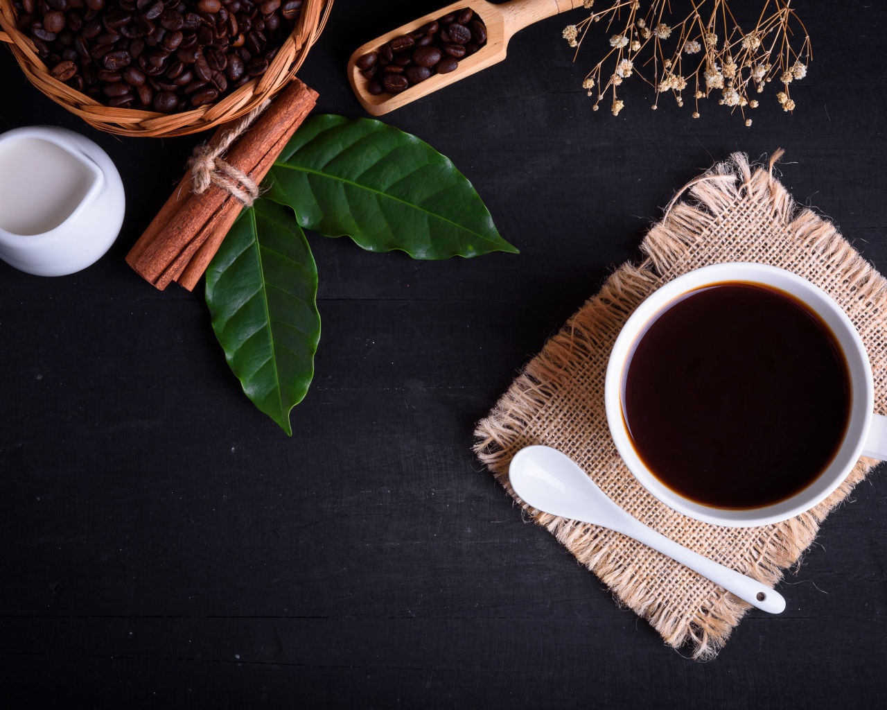Чашка кофе на столе с корицей и лавровым листом