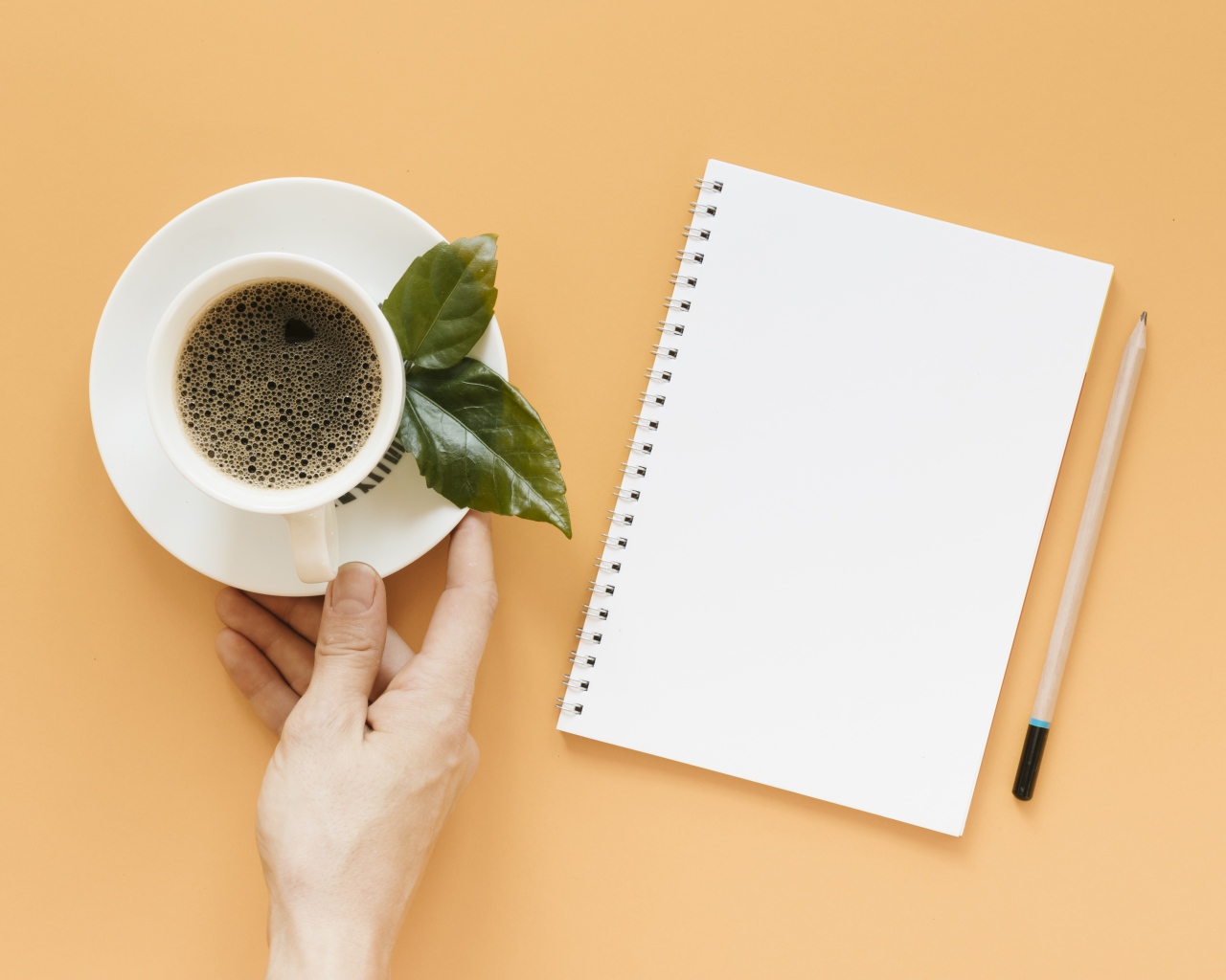 Чашка кофе на столе с блокнотом