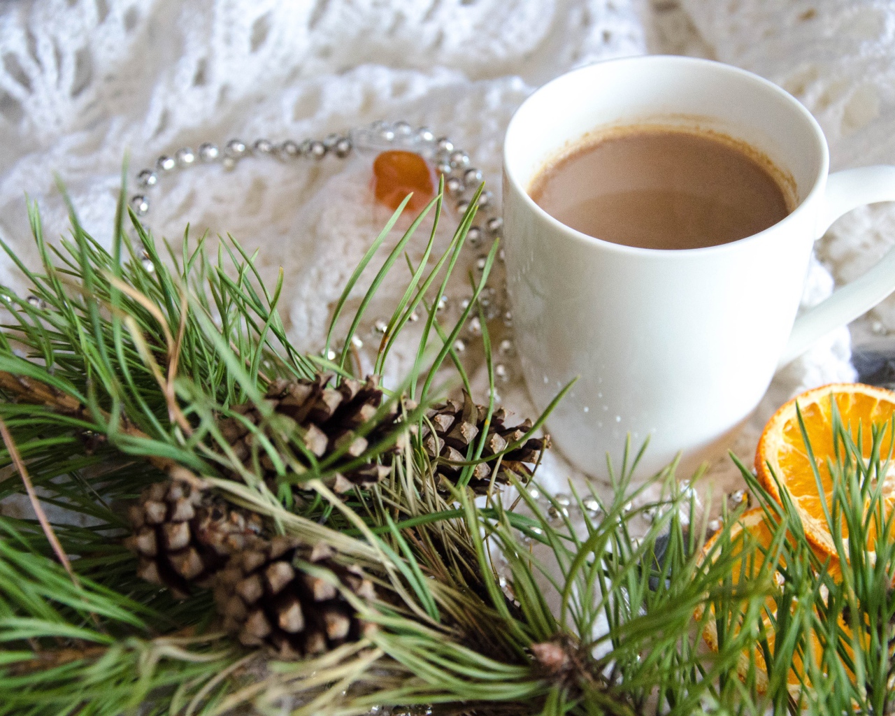 Чашка горячего какао с веткой сосны и апельсинами