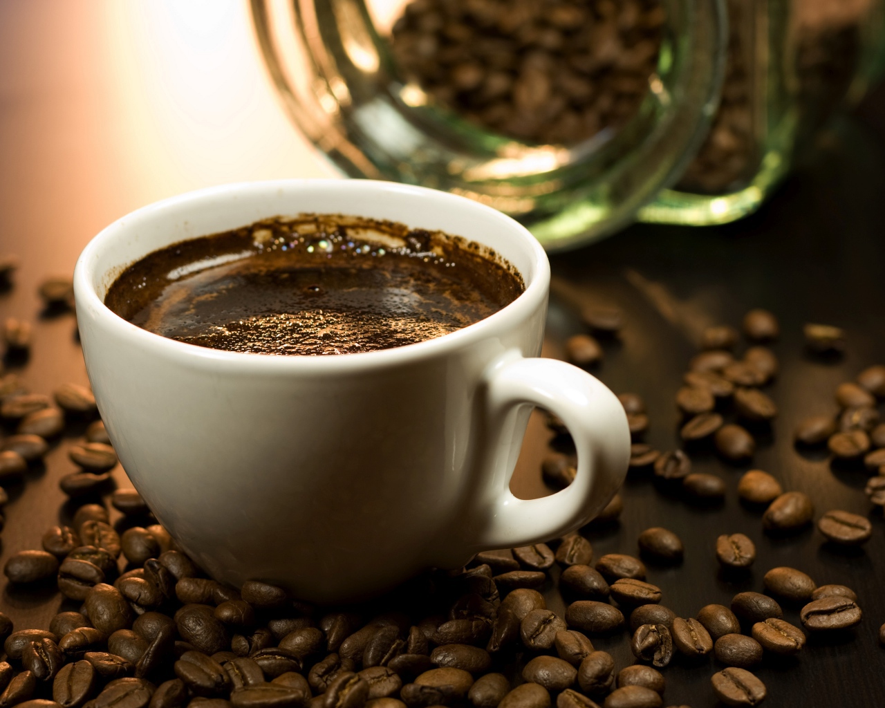 Чашка горячего кофе на столе с зернами