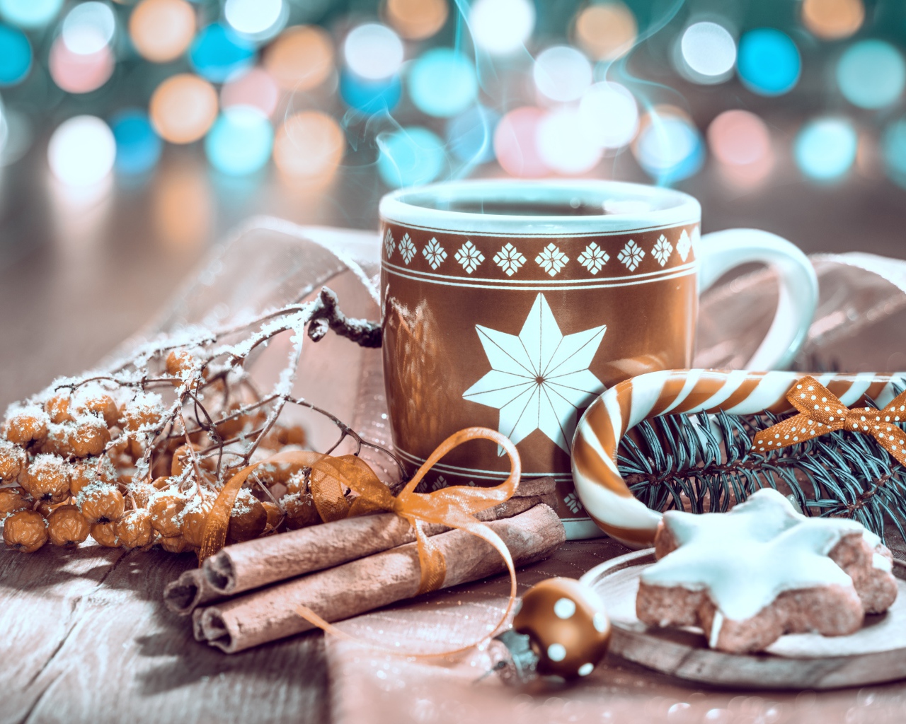 Чашка горячего кофе на столе с корицей и печеньем и веткой рябины