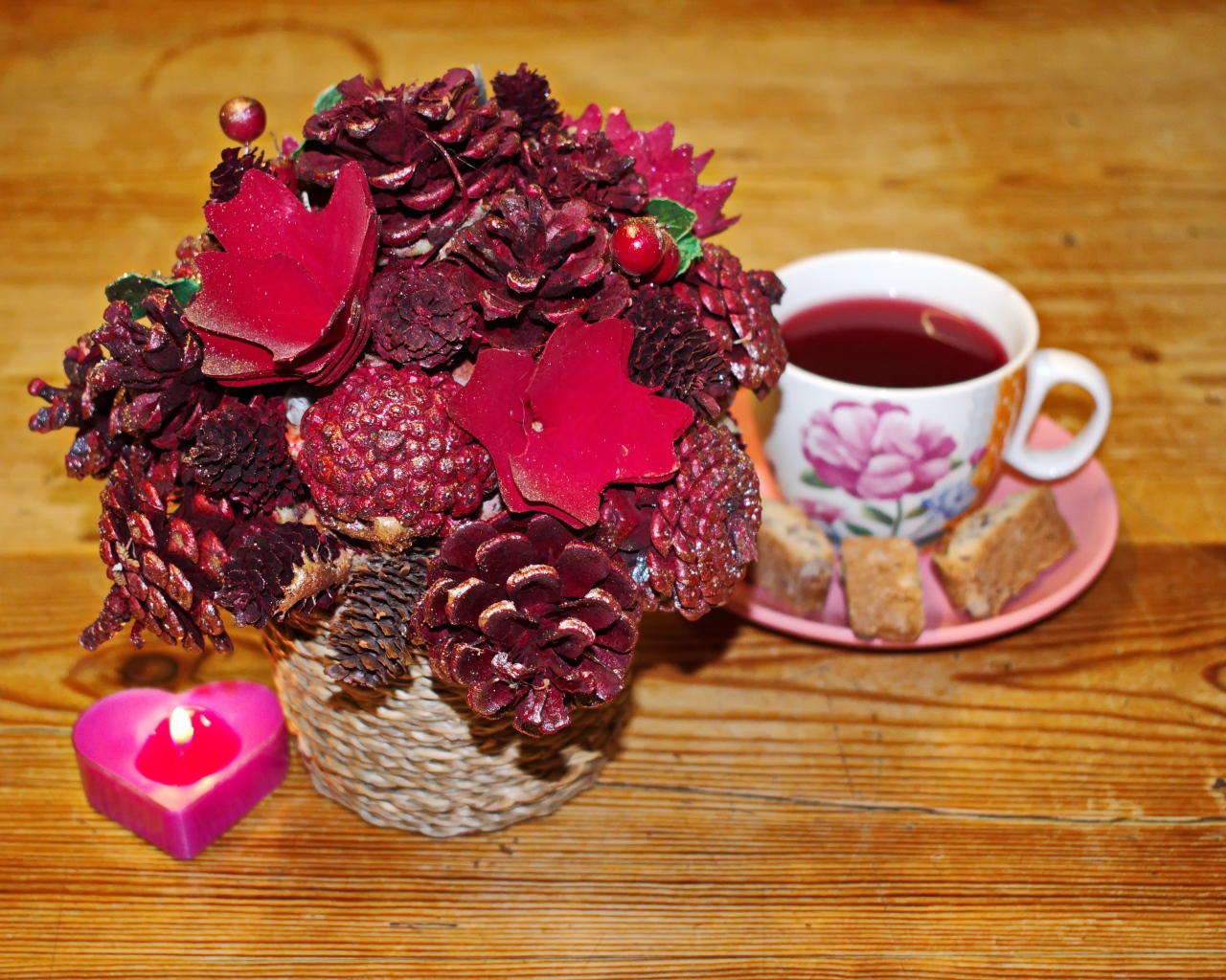 Чашка чая на столе с декором и свечой