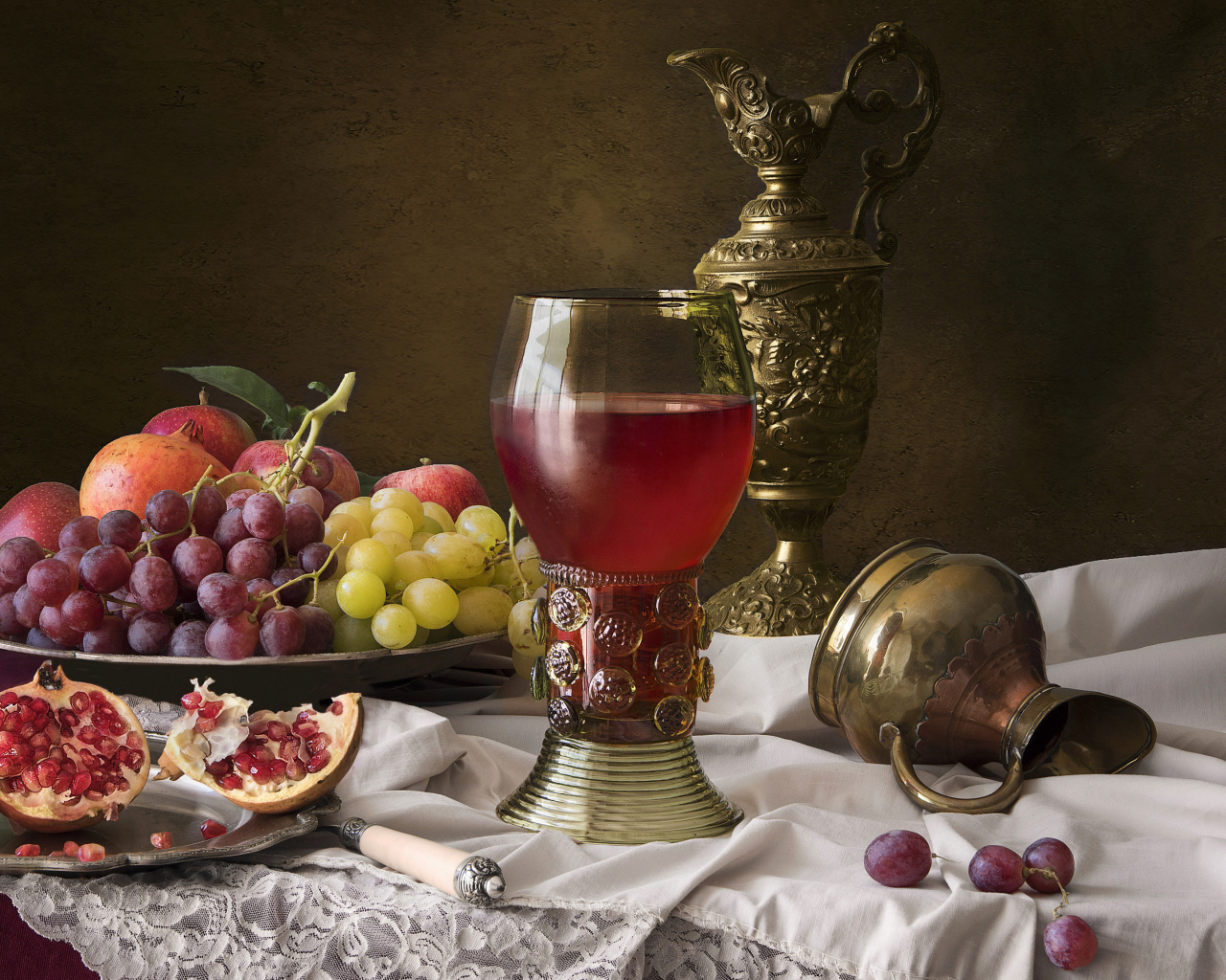 Кубок с вином на столе с фруктами