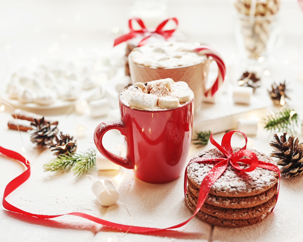 Чашки напитка с маршмеллоу на столе с печеньем