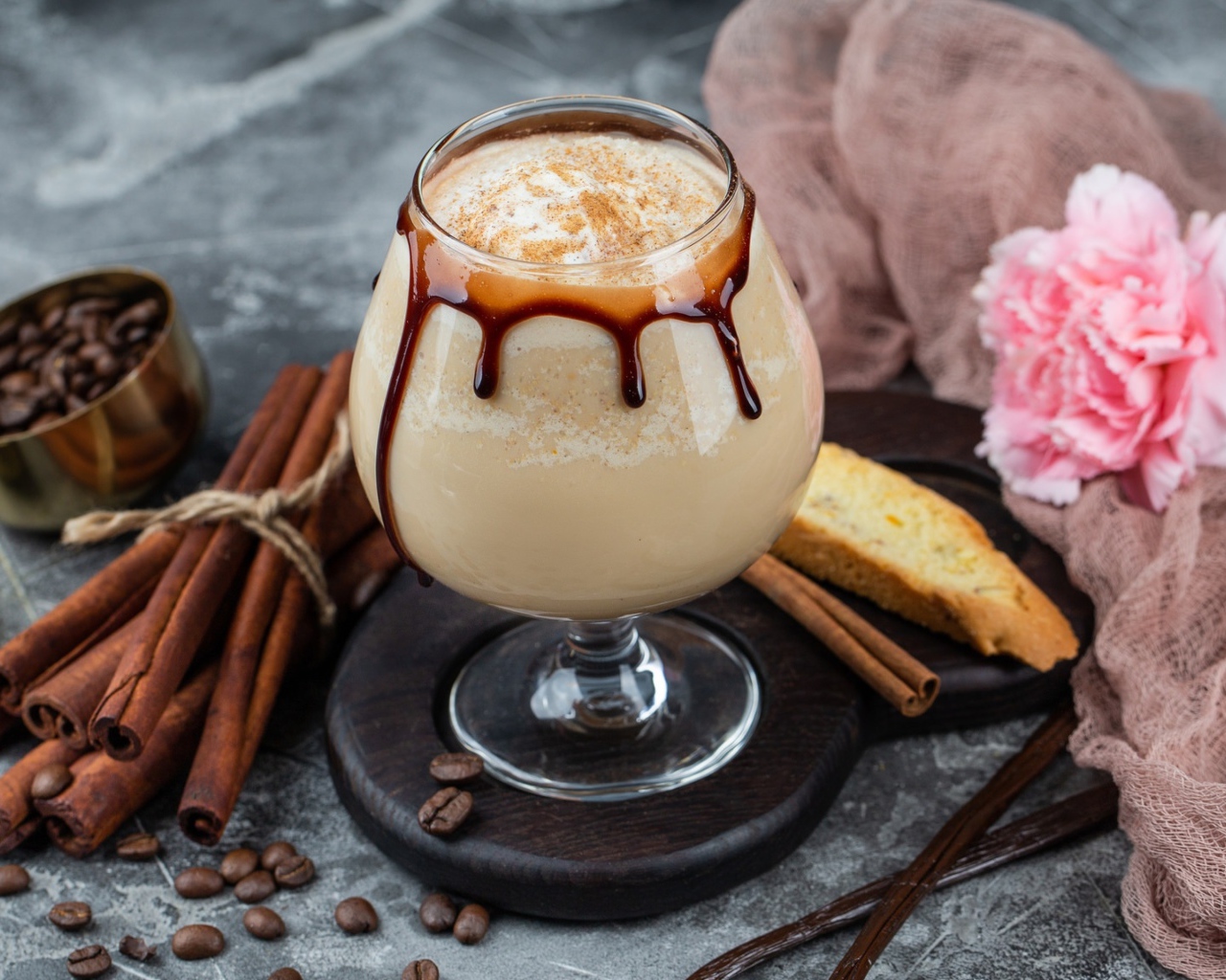 Вкусный кофейный напиток на столе с корицей и гвоздикой