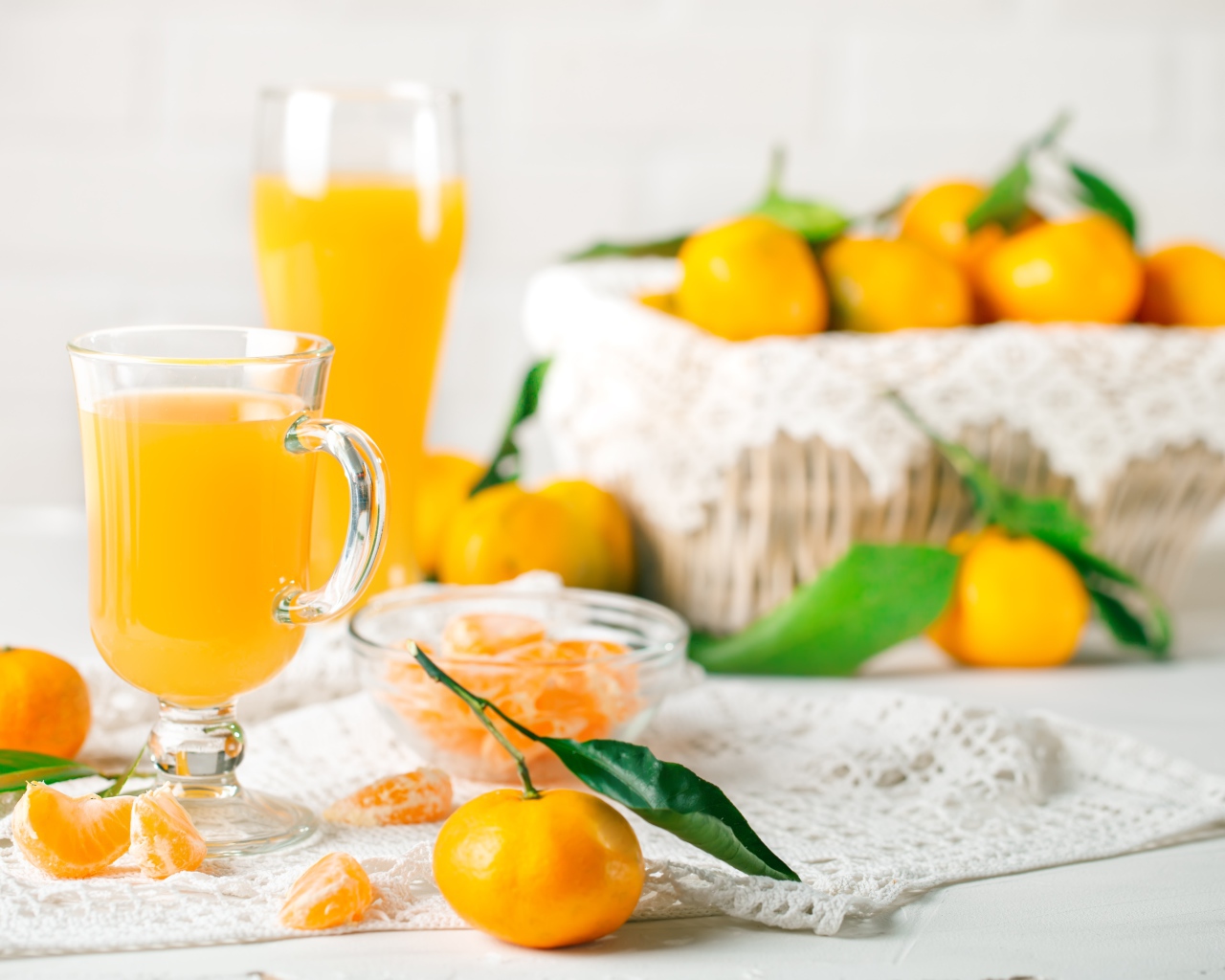 Свежий сок на столе со свежими мандаринами