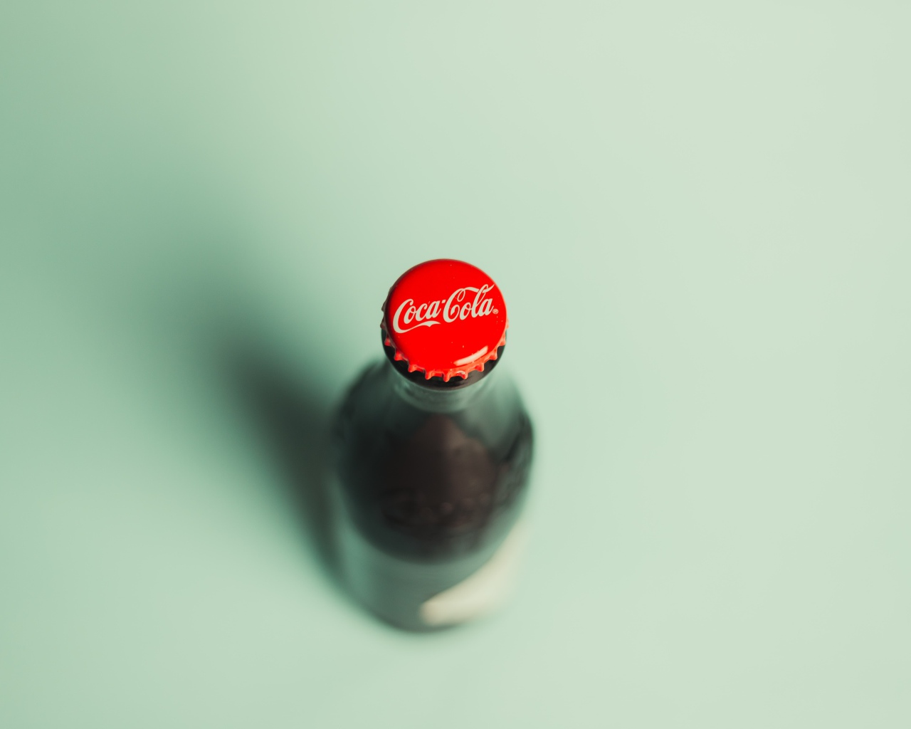 Стеклянная бутылка кока колы вид сверху