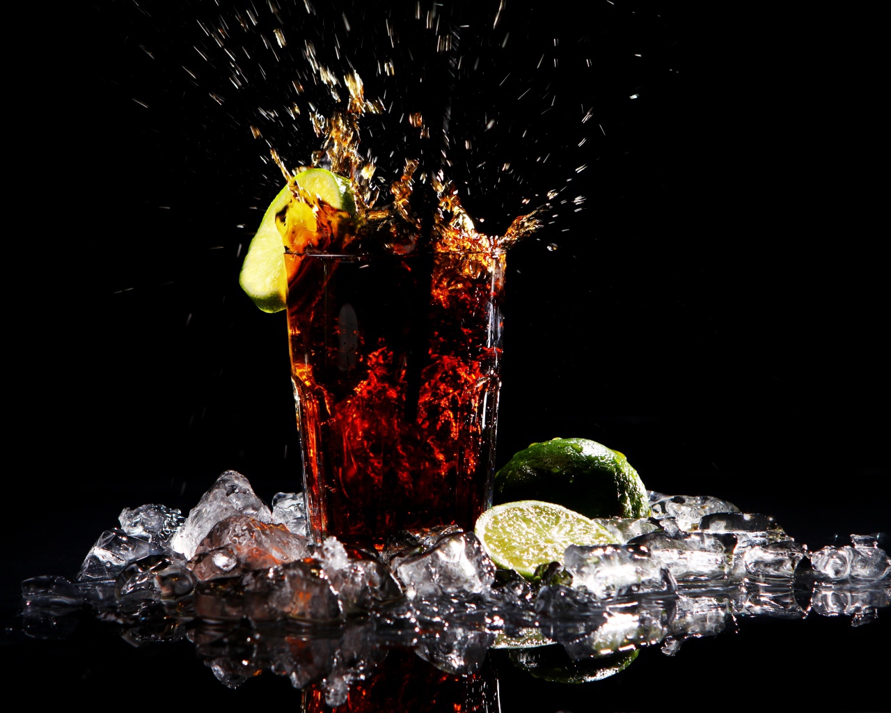 Стакан кока колы на черном фоне со льдом