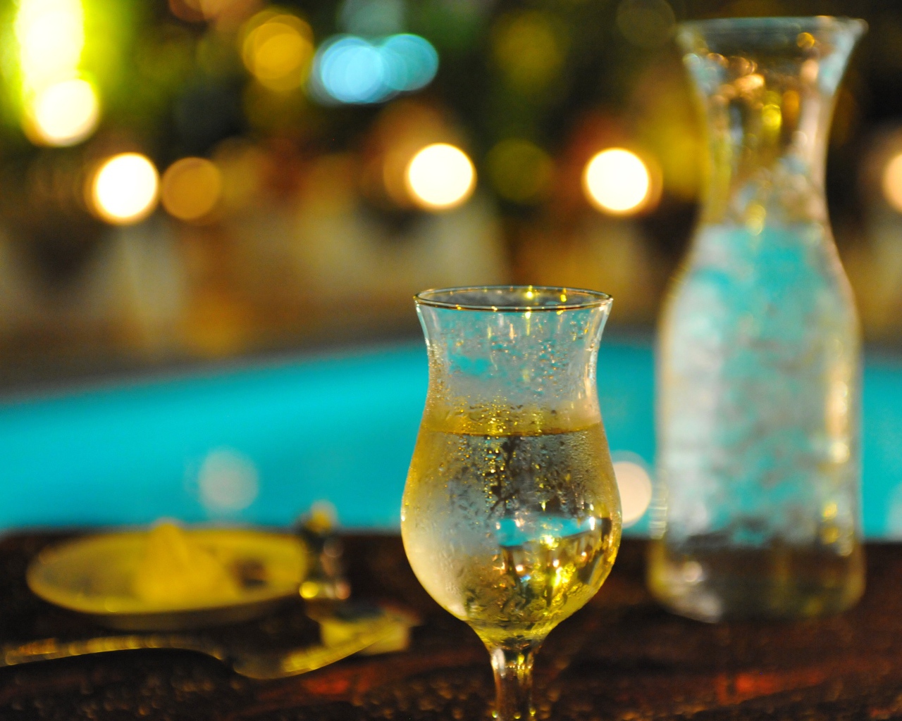 Бокал холодного вина на столе в кафе 