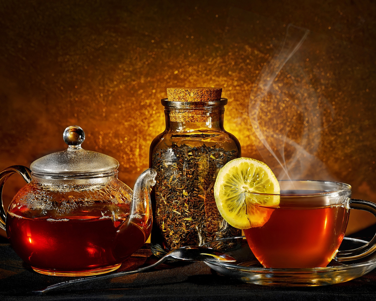 Стеклянный чайник с чашкой на столе с заваркой 