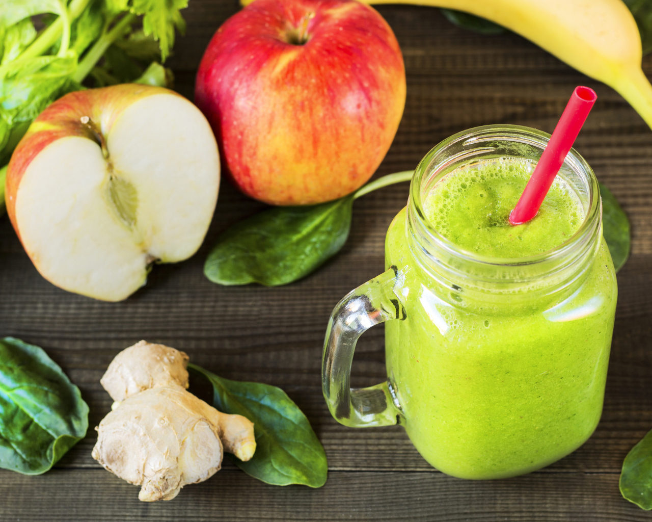Зеленый смузи на столе с яблоками и имбирем