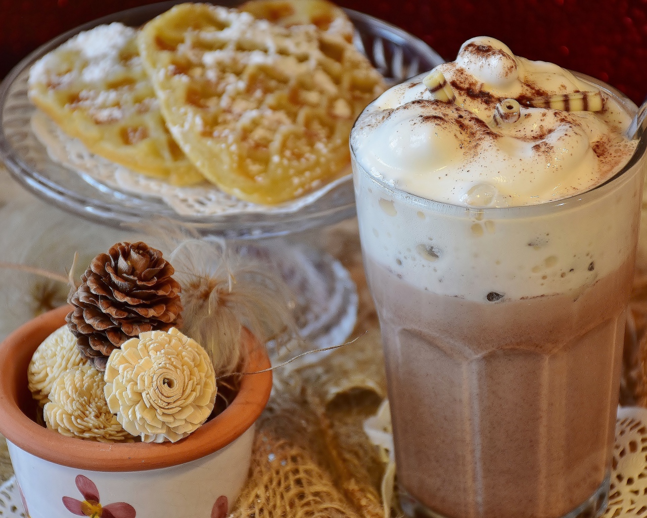 Горячий шоколад со сливками на столе с печеньем