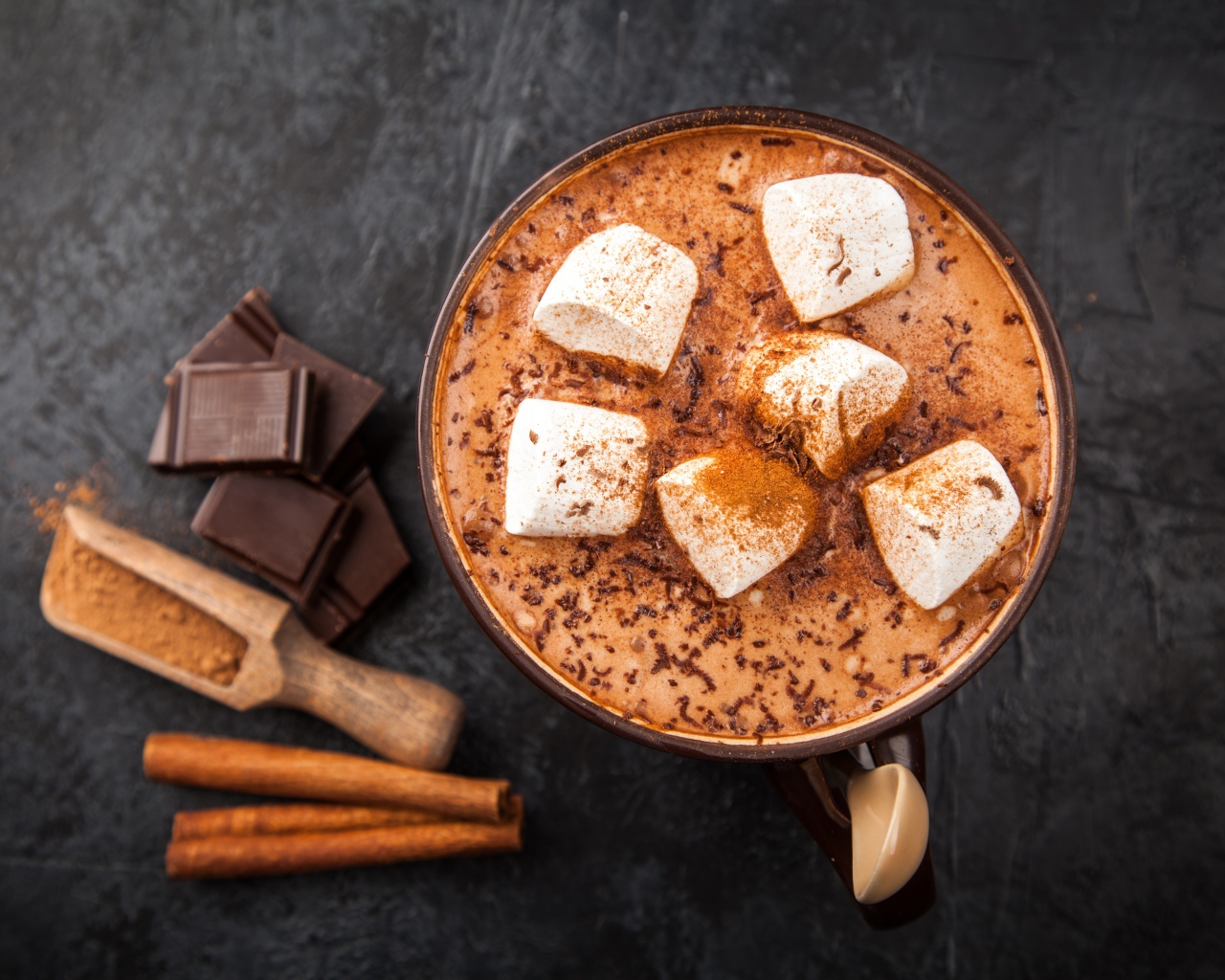 Горячий шоколад с маршмеллоу в чашке