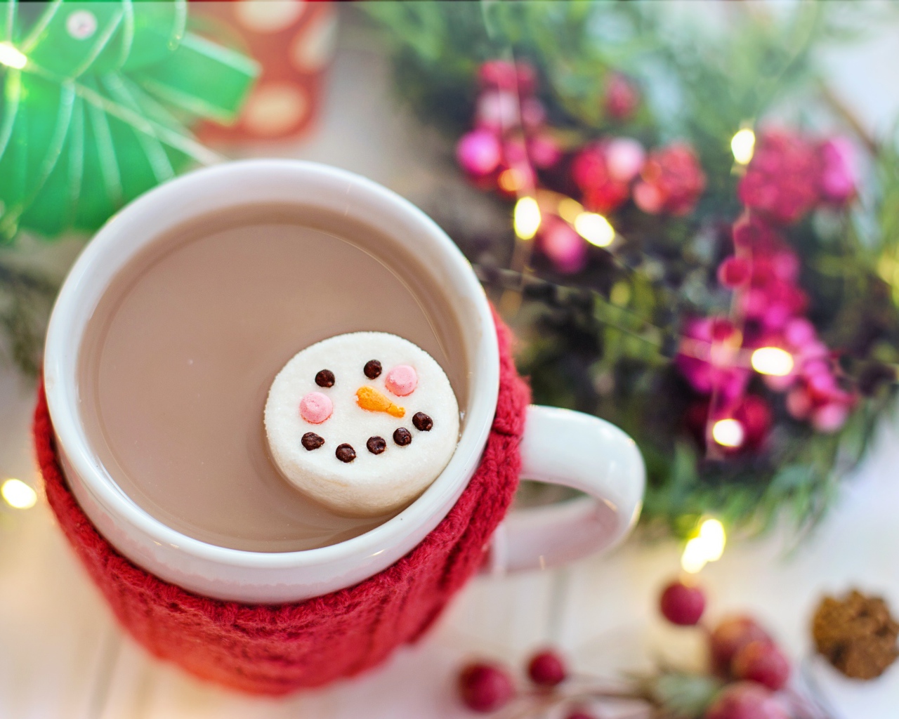 Горячий шоколад с маршмеллоу с лицом снеговика