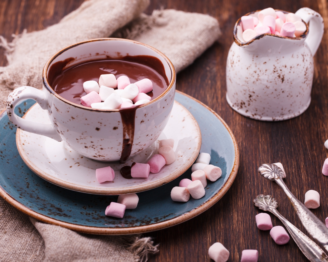 Горячий шоколад с розовым маршмеллоу на столе