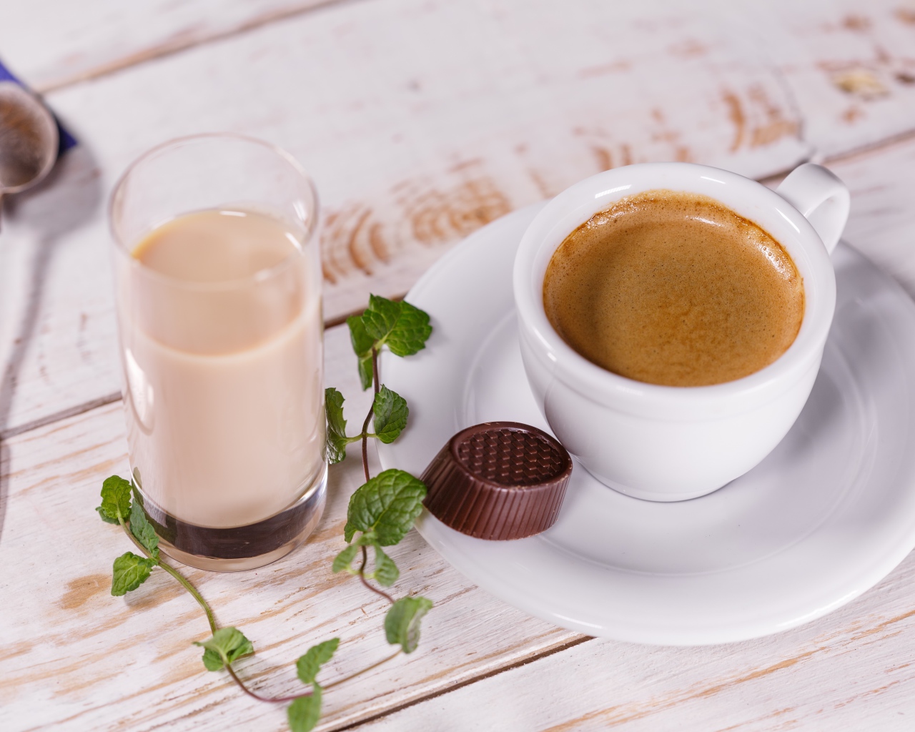 Горячий кофе на столе с шоколадной конфетой и какао