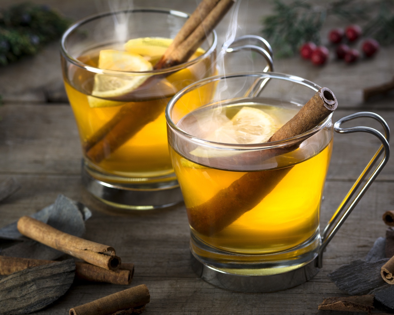 Горячий зеленый чай с лимоном и корицей