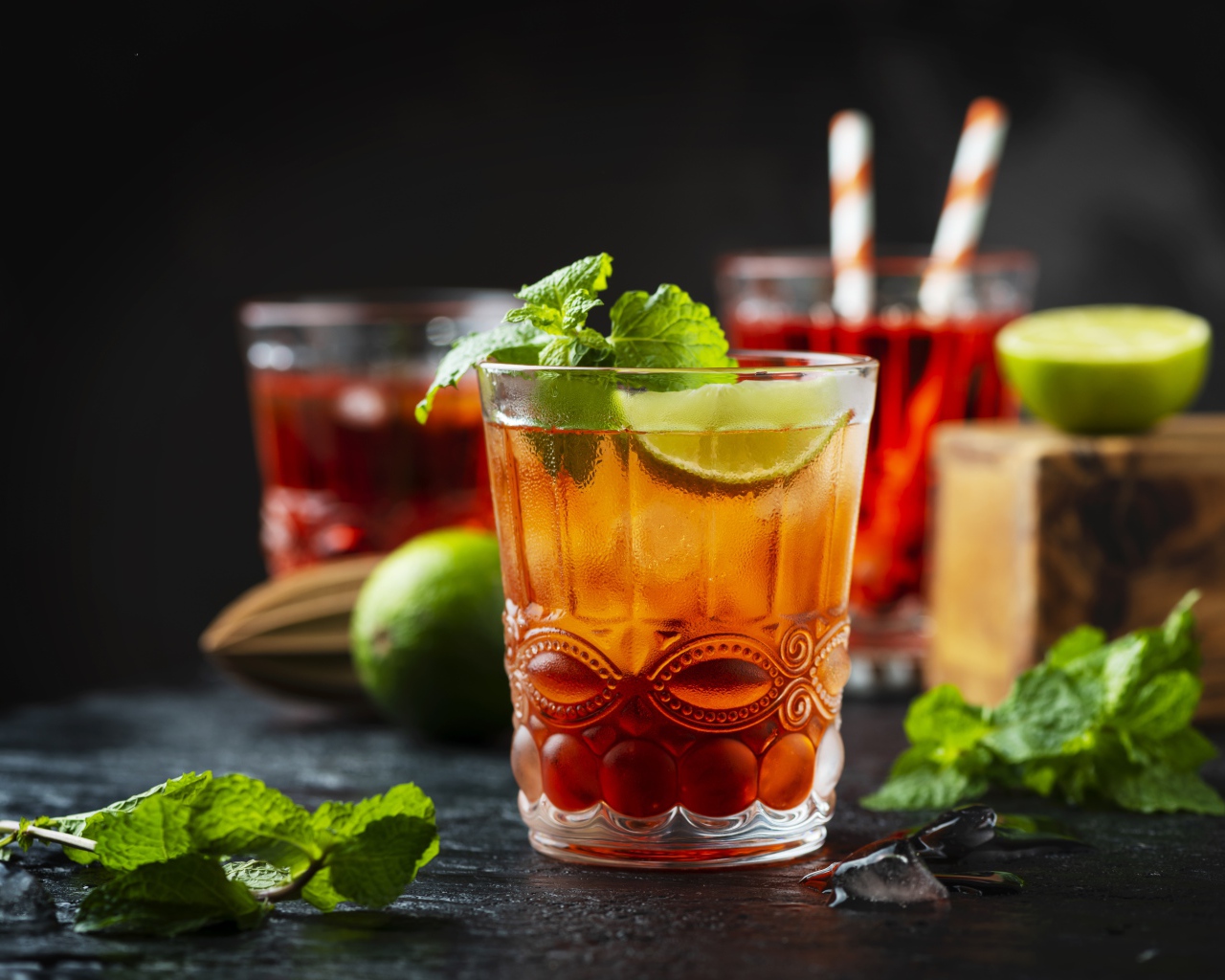 Холодный чай с лимоном на столе с мятой