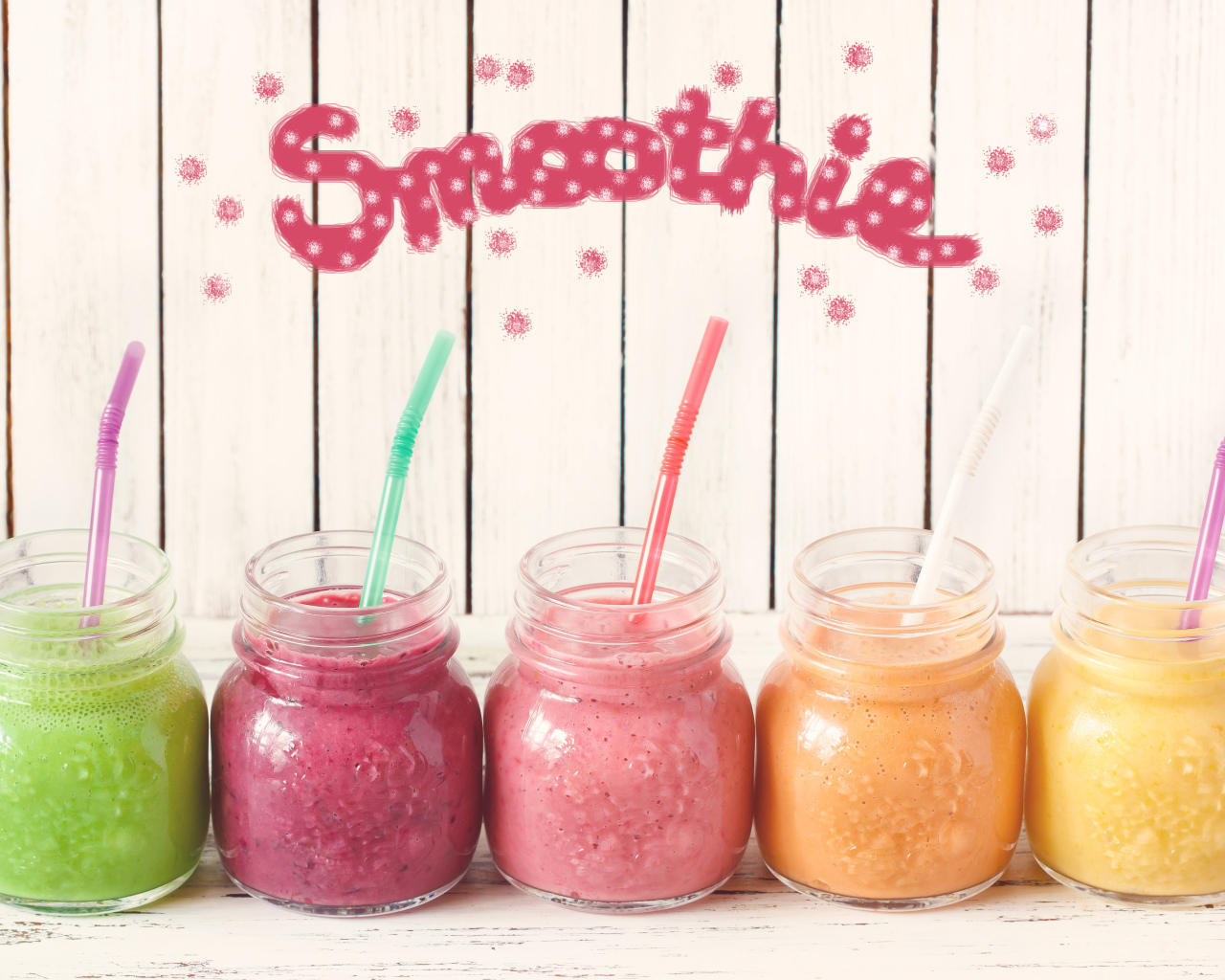 Баночки с разноцветным смузи с трубочками