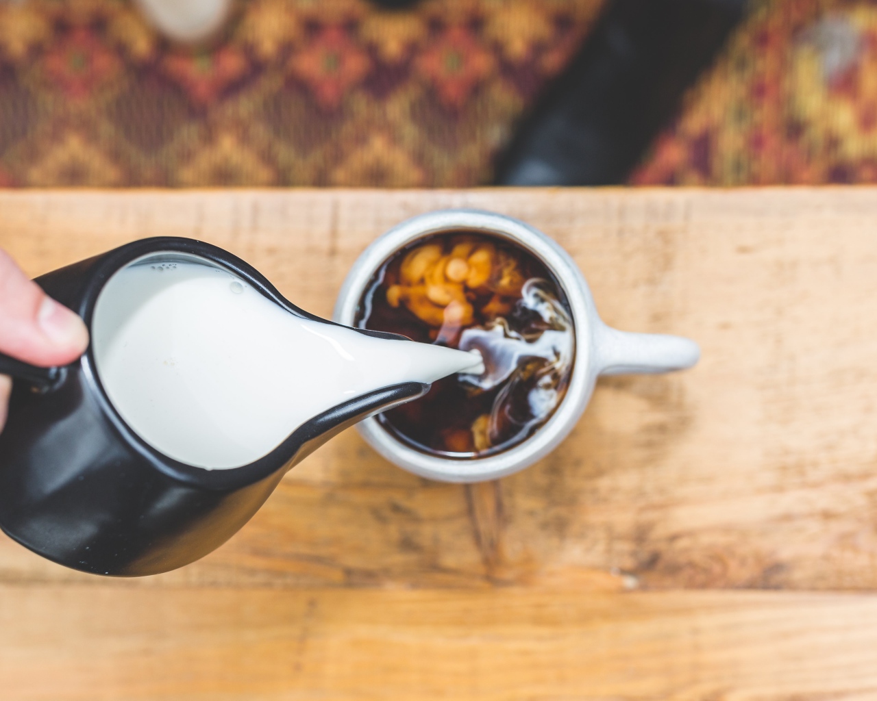 Молоко наливают в горячий ароматный  кофе