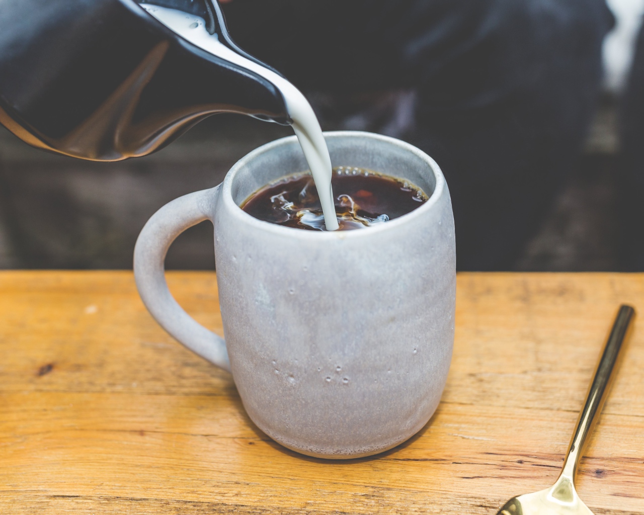 Молоко наливают в горячий кофе 