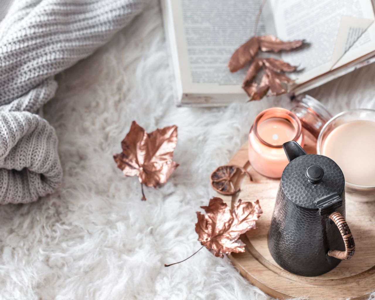 Чай с молоком на кровати с книгой и теплым свитером