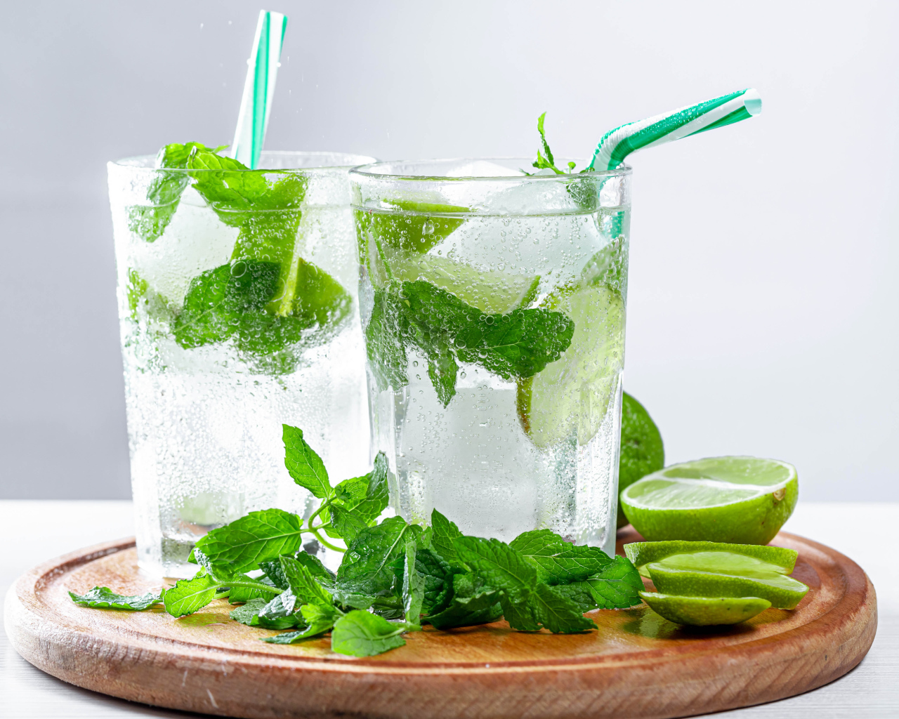 Мохито в стаканах с лаймом и мятой 