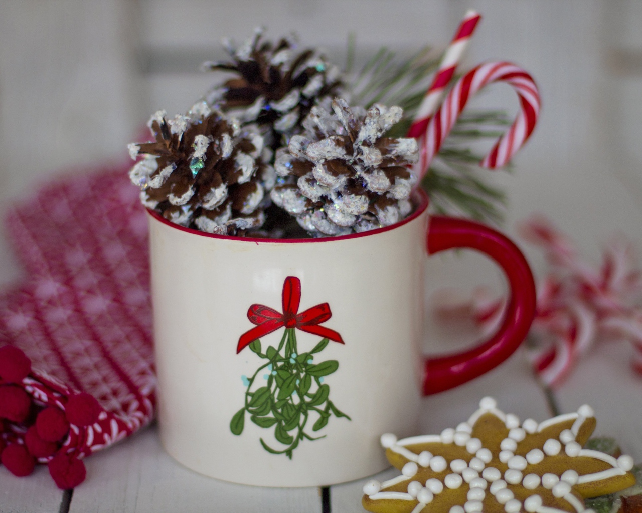 Кружка с декоративными шишками и конфетами