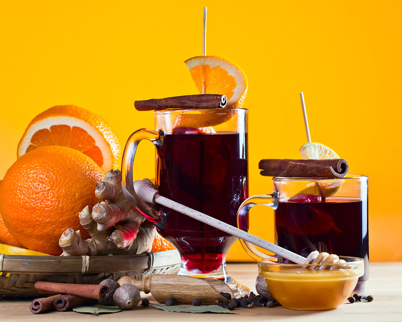 Глинтвейн на столе с имбирем, апельсино и специями