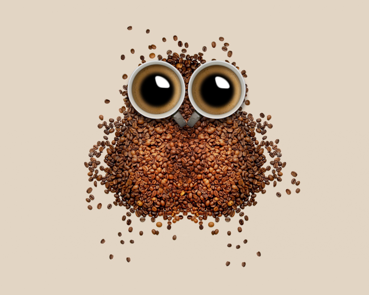Сова из кофейных зерен и кружек на сером фоне